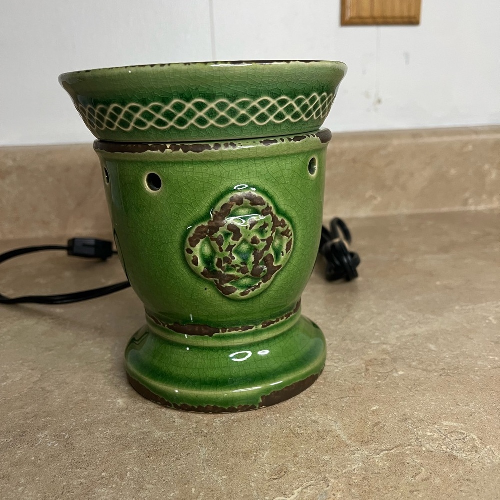 Scentsy Celtic Love Knot Wax Warmer